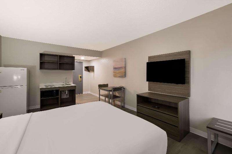 Suburban Studios Milwaukee Airport image