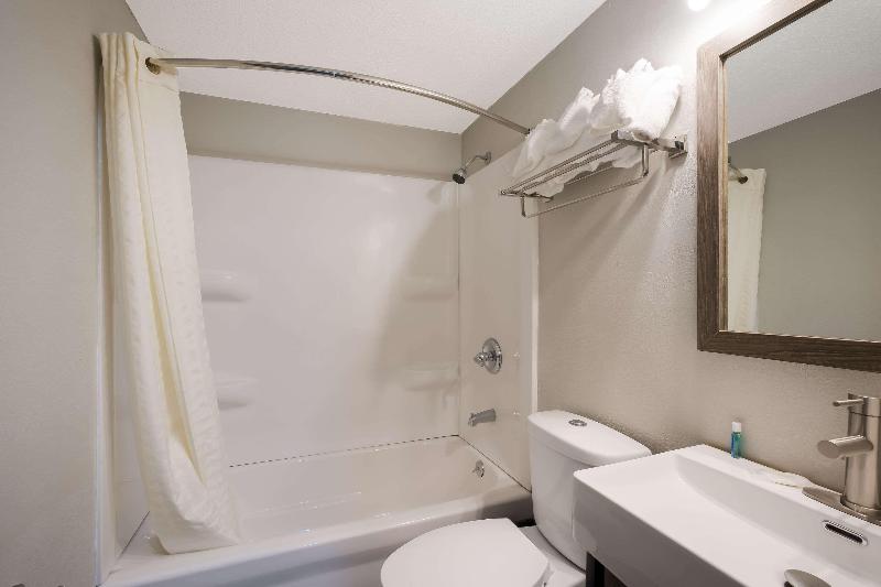 Suburban Studios Milwaukee Airport image