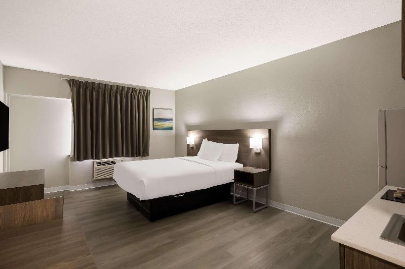 Suburban Studios Milwaukee Airport image