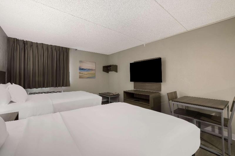 Suburban Studios Milwaukee Airport image