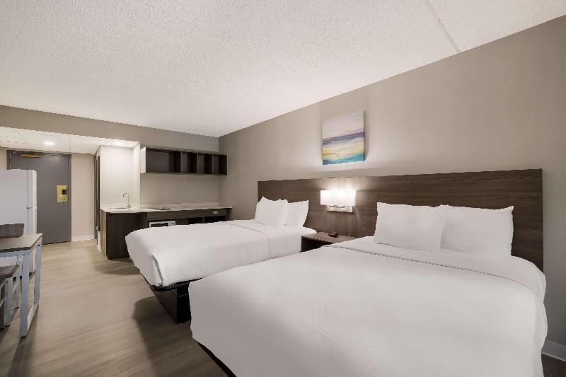 Suburban Studios Milwaukee Airport image