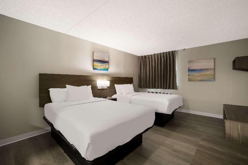 Suburban Studios Milwaukee Airport image