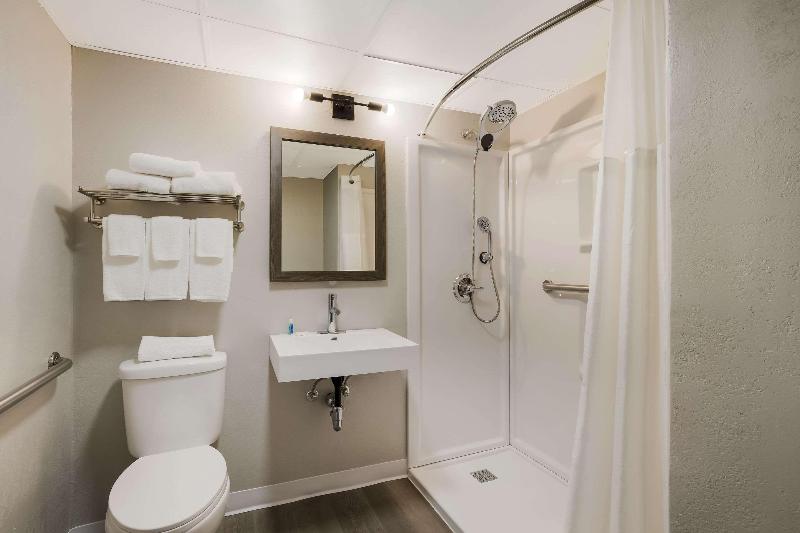 Suburban Studios Milwaukee Airport image