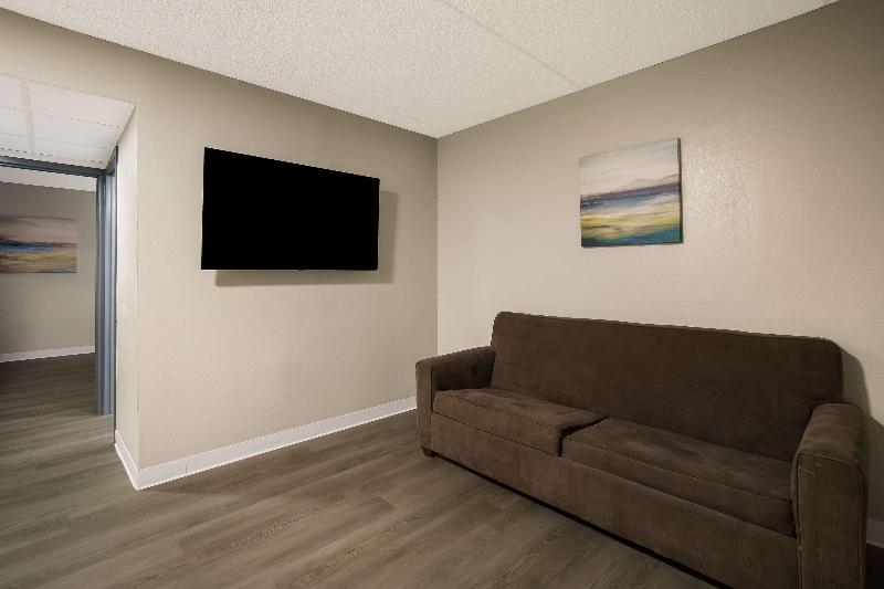 Suburban Studios Milwaukee Airport image
