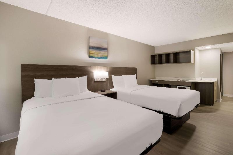 Suburban Studios Milwaukee Airport image