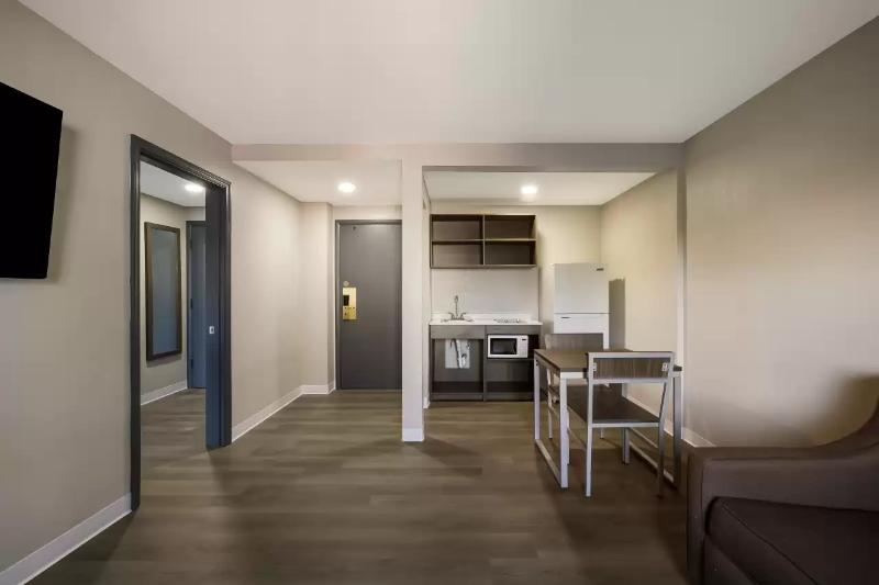 Suburban Studios Milwaukee Airport image