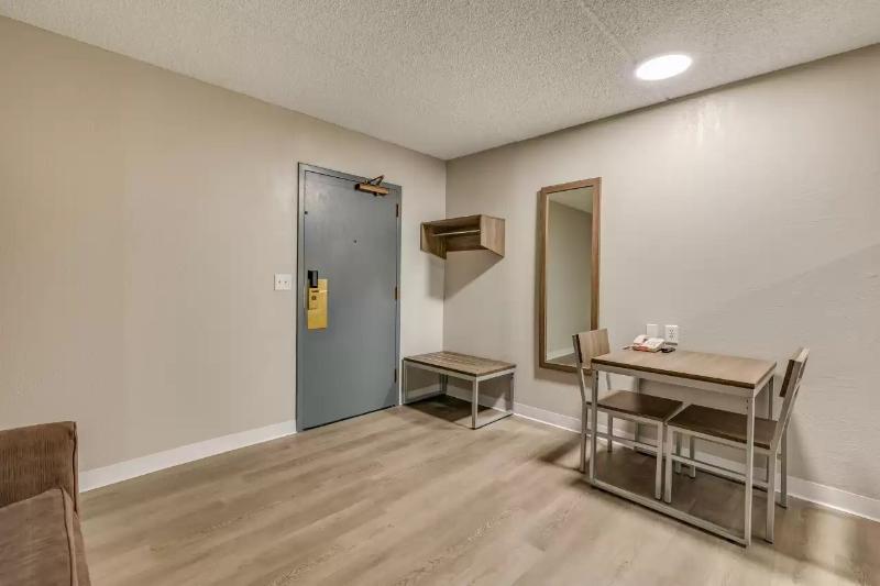 Suburban Studios Milwaukee Airport image