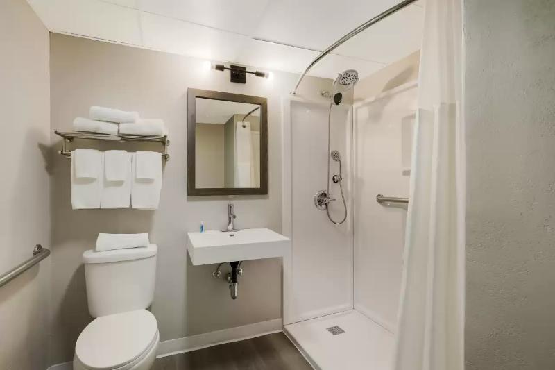 Suburban Studios Milwaukee Airport image