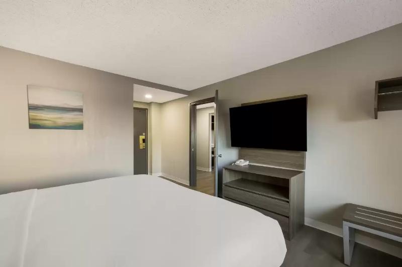 Suburban Studios Milwaukee Airport image