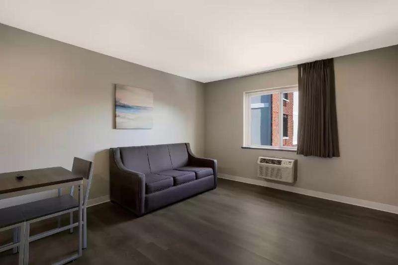 Suburban Studios Milwaukee Airport image