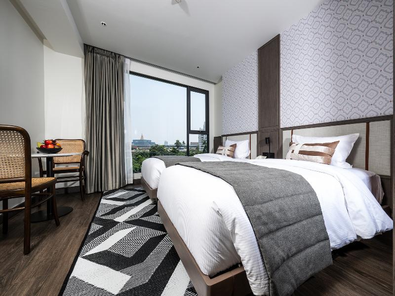 We Hotel Riverfront image