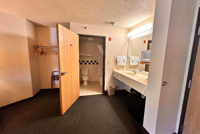 Shell Lake Lodge A Travelodge By Wyndham image