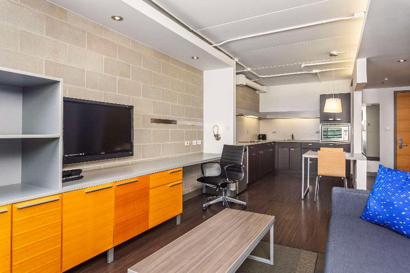Barker Suites Southport image 2
