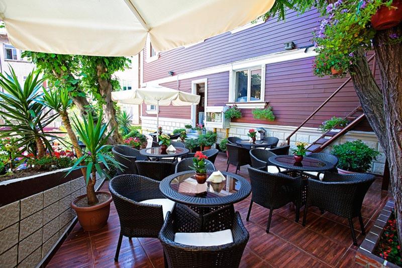 Bar & Lounge