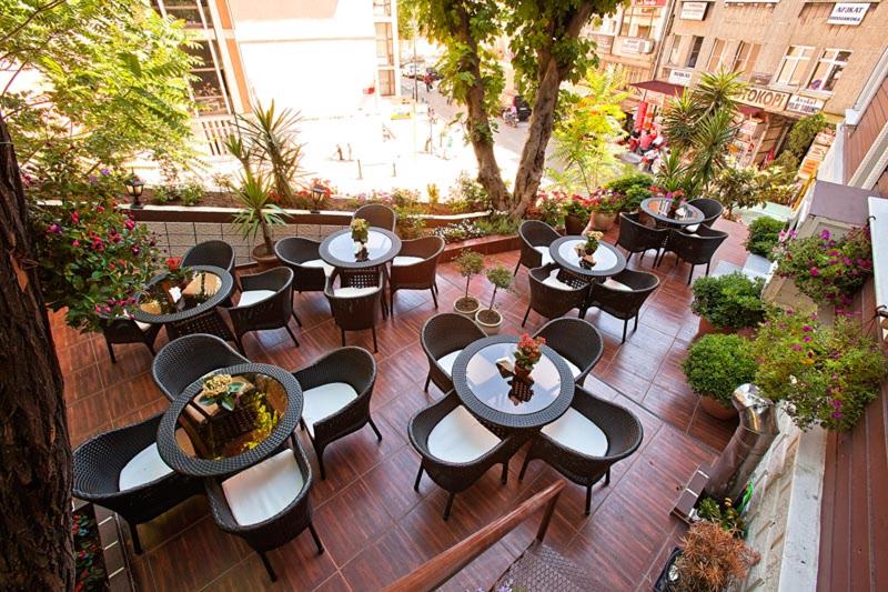Bar & Lounge