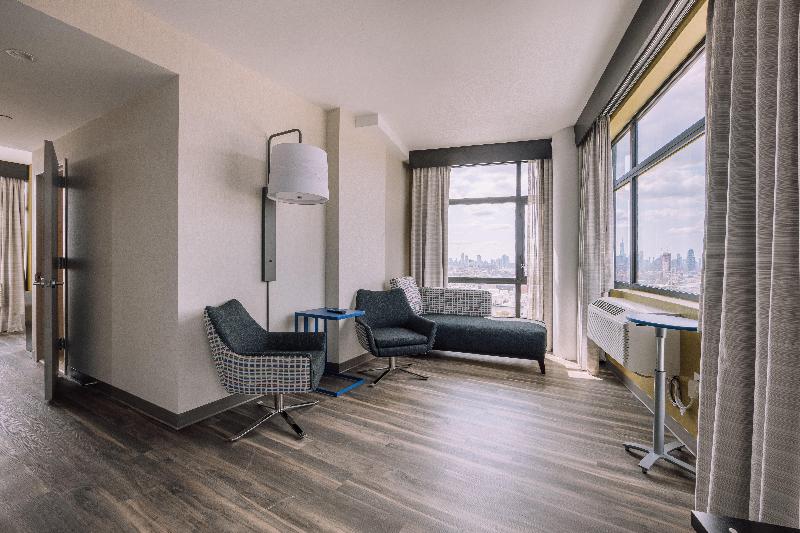Holiday Inn Express Long Island City E New York image