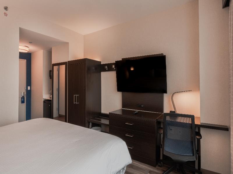 Holiday Inn Express Long Island City E New York image