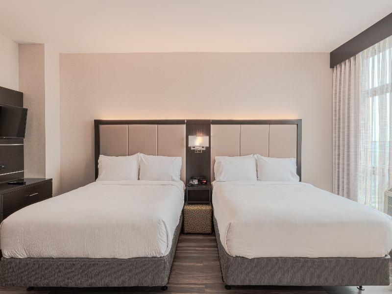 Holiday Inn Express Long Island City E New York image