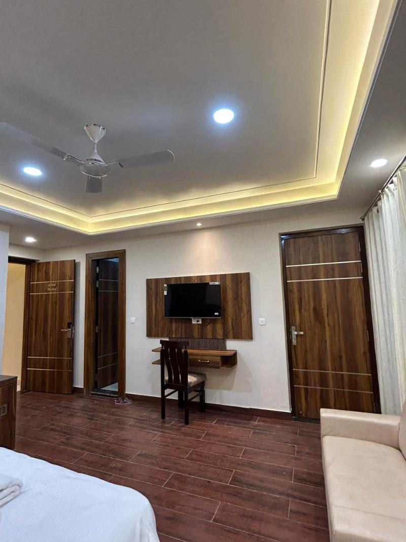 Hotel Wings Grand image