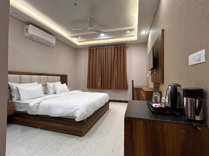Hotel Wings Grand image