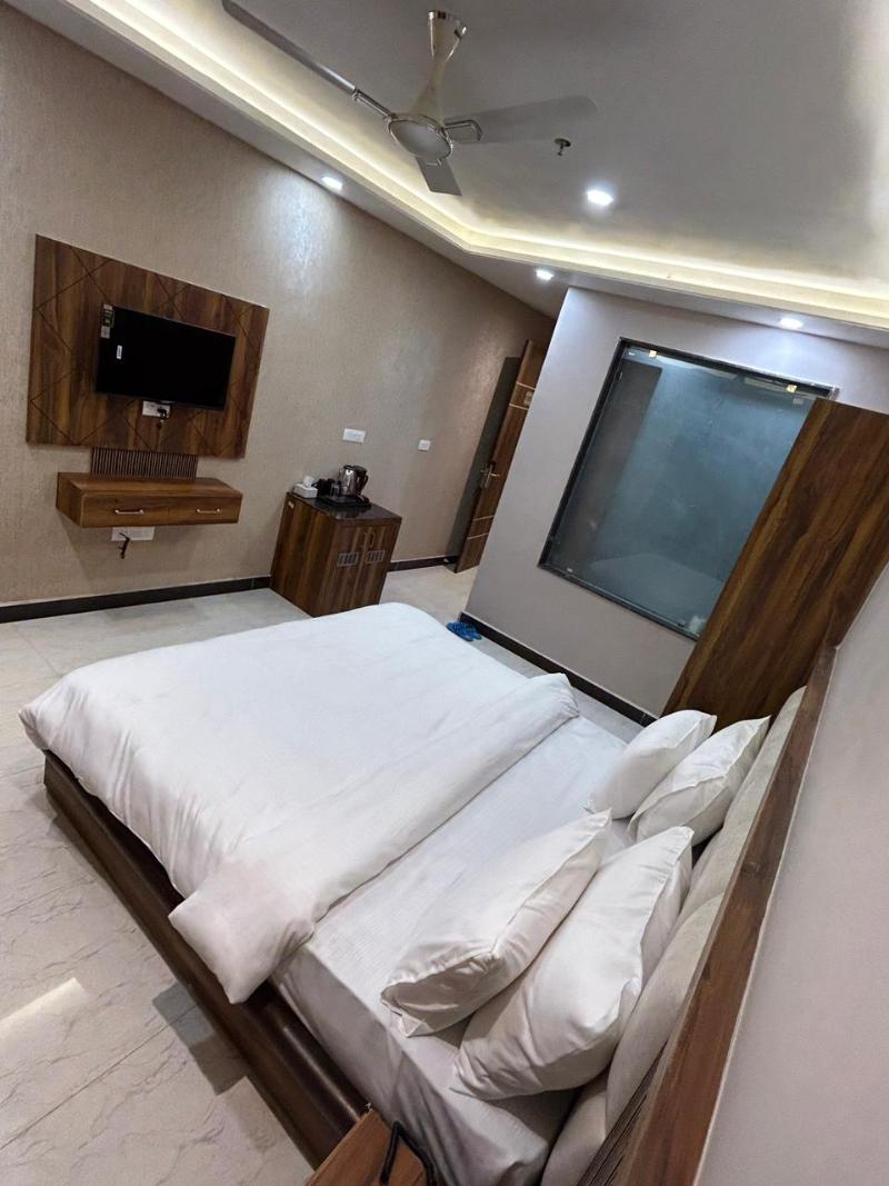 Hotel Wings Grand image