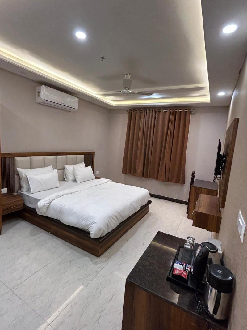 Hotel Wings Grand image