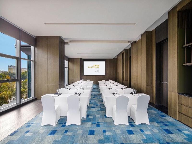 Courtyard By Marriott Luoyang image
