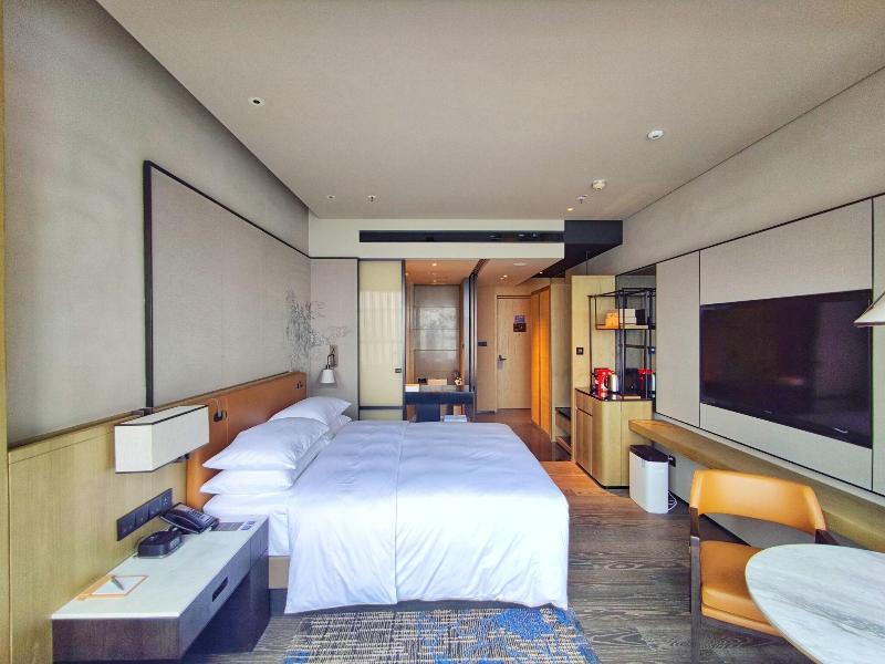 Courtyard By Marriott Luoyang image