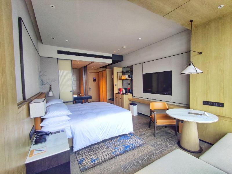 Courtyard By Marriott Luoyang image