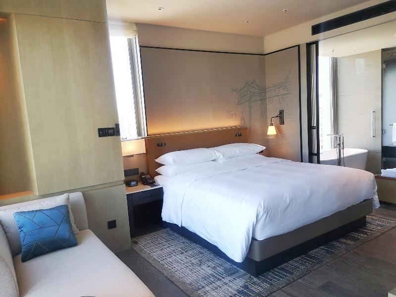 Courtyard By Marriott Luoyang image