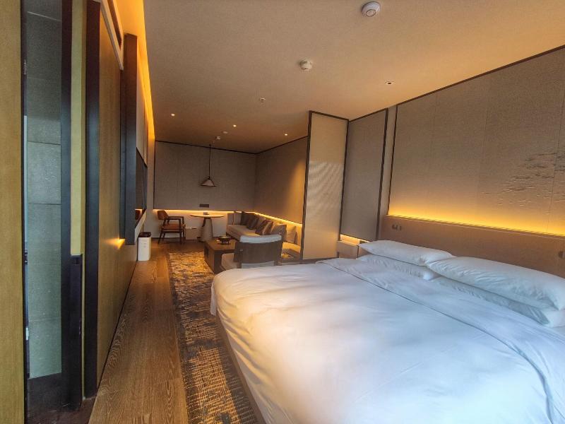 Courtyard By Marriott Luoyang image