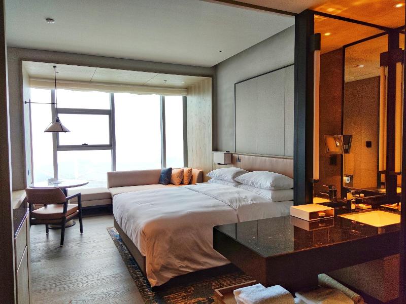 Courtyard By Marriott Luoyang image