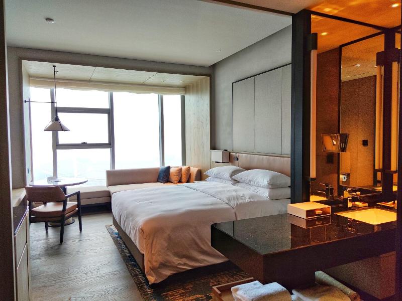 Courtyard By Marriott Luoyang image