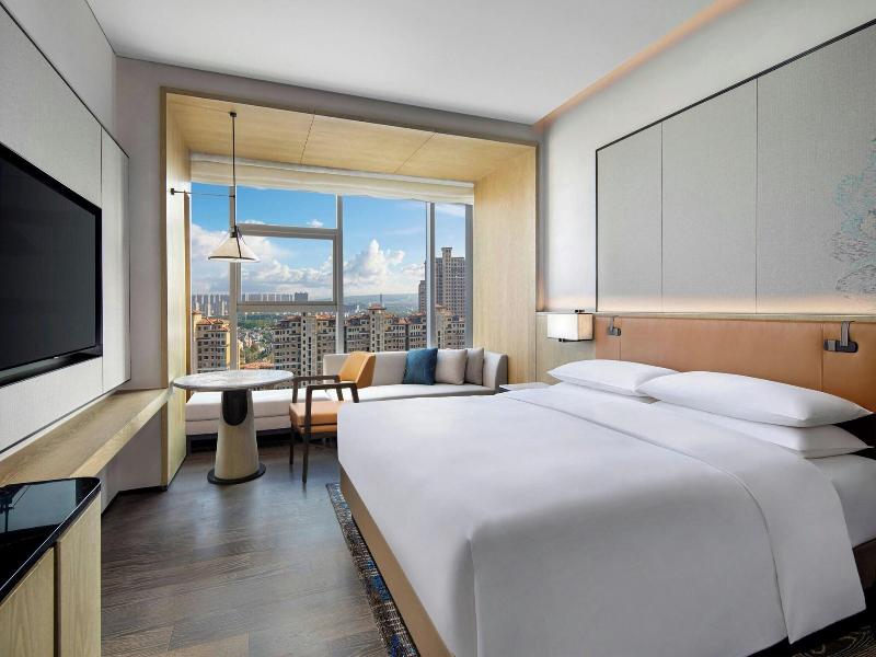 Courtyard By Marriott Luoyang image