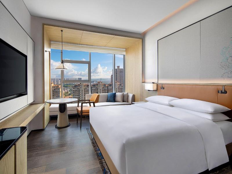 Courtyard By Marriott Luoyang image