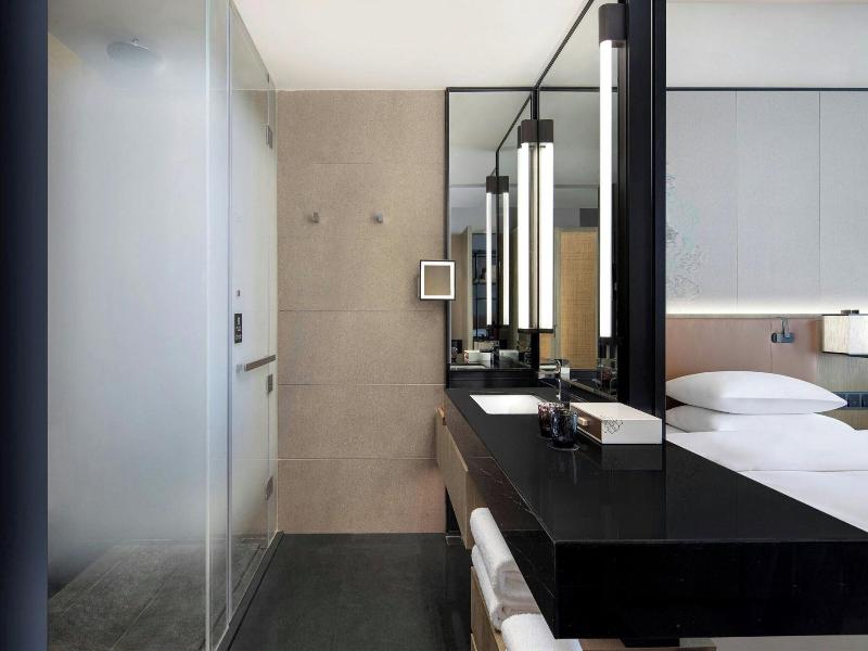 Courtyard By Marriott Luoyang image