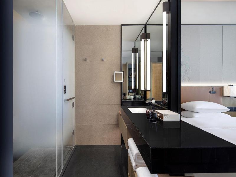 Courtyard By Marriott Luoyang image