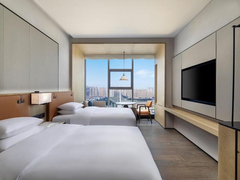 Courtyard By Marriott Luoyang image