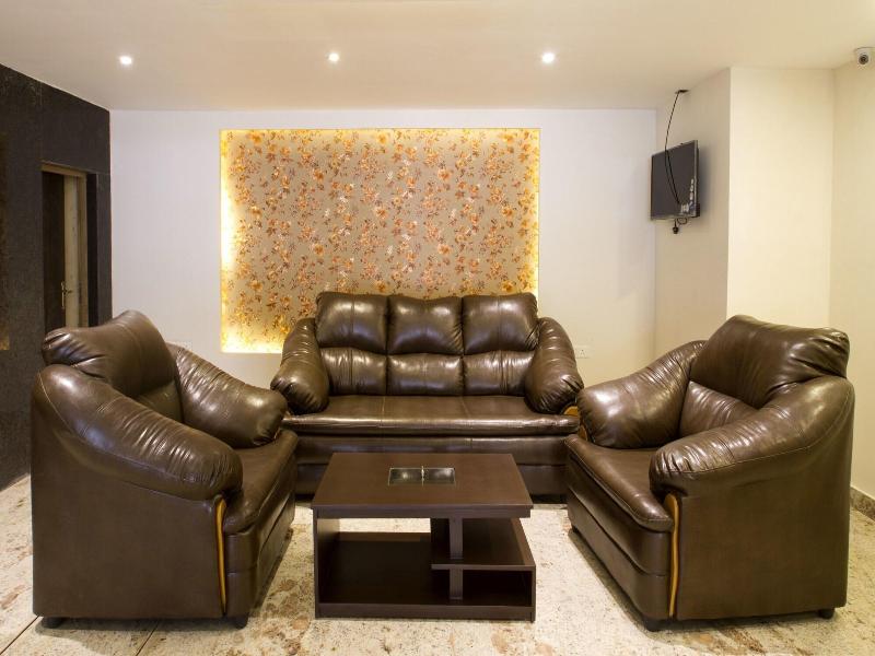 Collection O 7601 Hotel Park Heights Banjara Hills