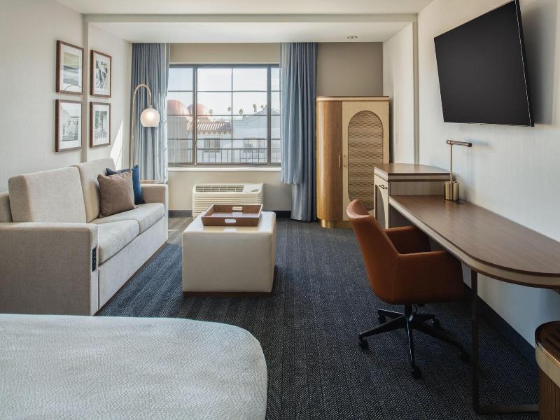 Courtyard By Marriott Santa Cruz image