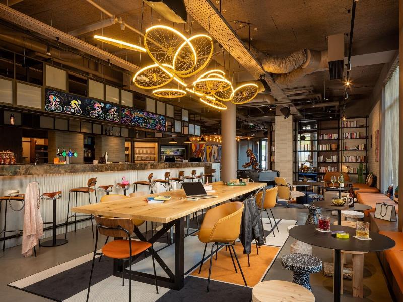 Moxy Paris Clamart image