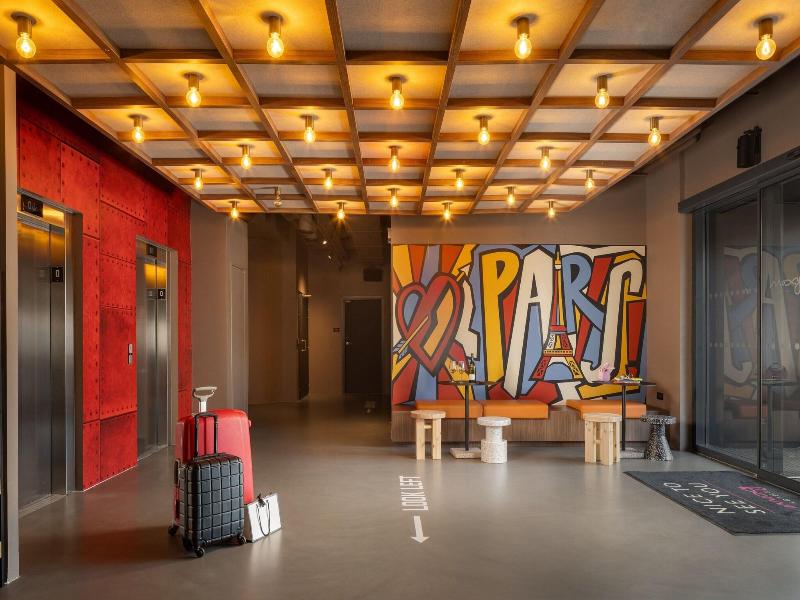 Moxy Paris Clamart image