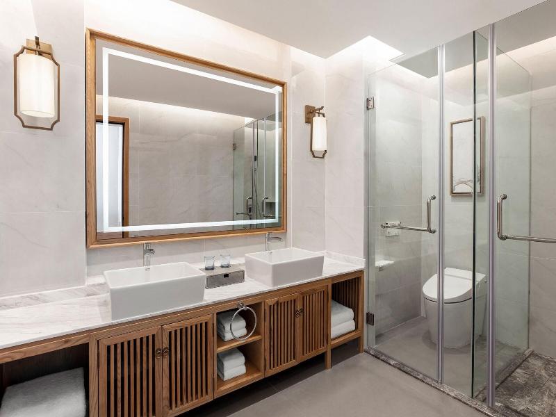 Sheraton Maoming Romantic Beach Resort image