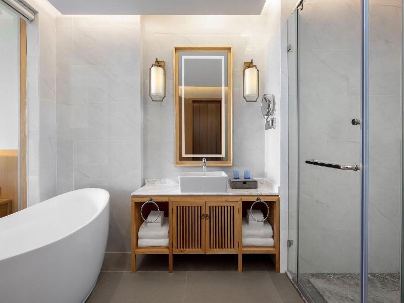 Sheraton Maoming Romantic Beach Resort image