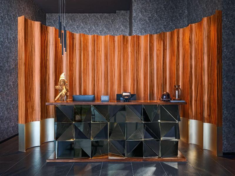 Vetta Distrito Uno Autograph Collection image