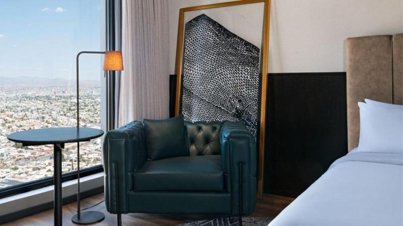 Vetta Distrito Uno Autograph Collection image