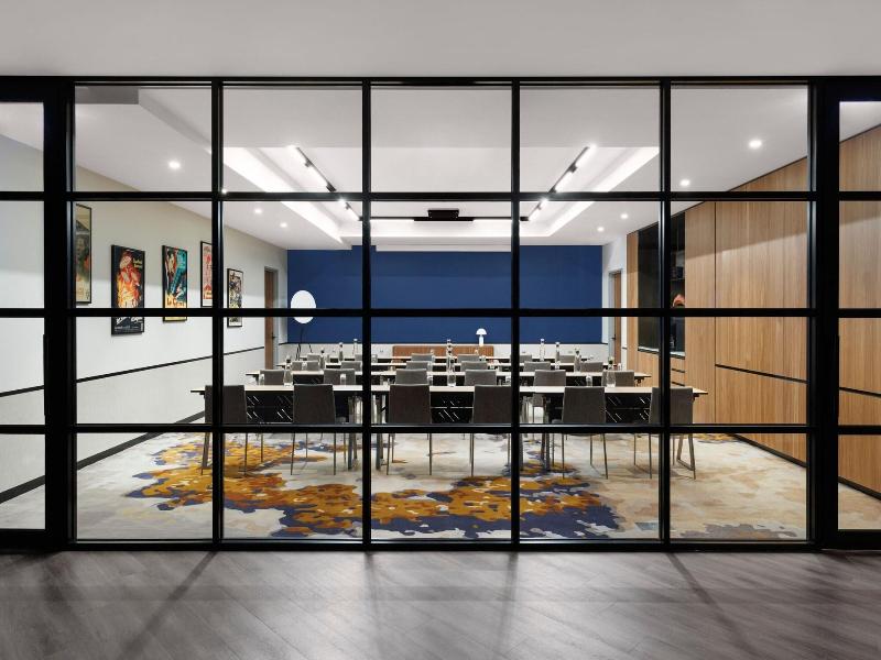 Le Meridien Melbourne image