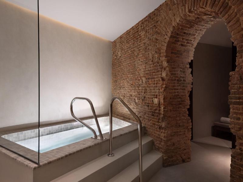 Jw Marriott Hotel Madrid image