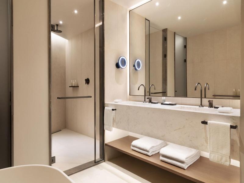 Jw Marriott Hotel Madrid image