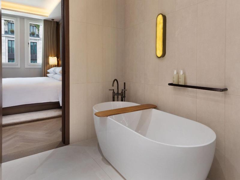 Jw Marriott Hotel Madrid image
